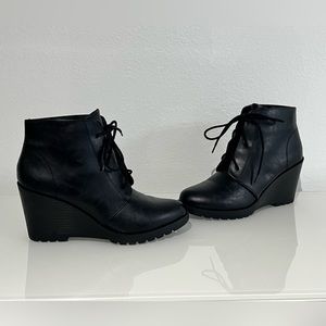 Women’s Size 7 SODA Black PU Leather Platform Wedge Ankle Boots Lace Up Round